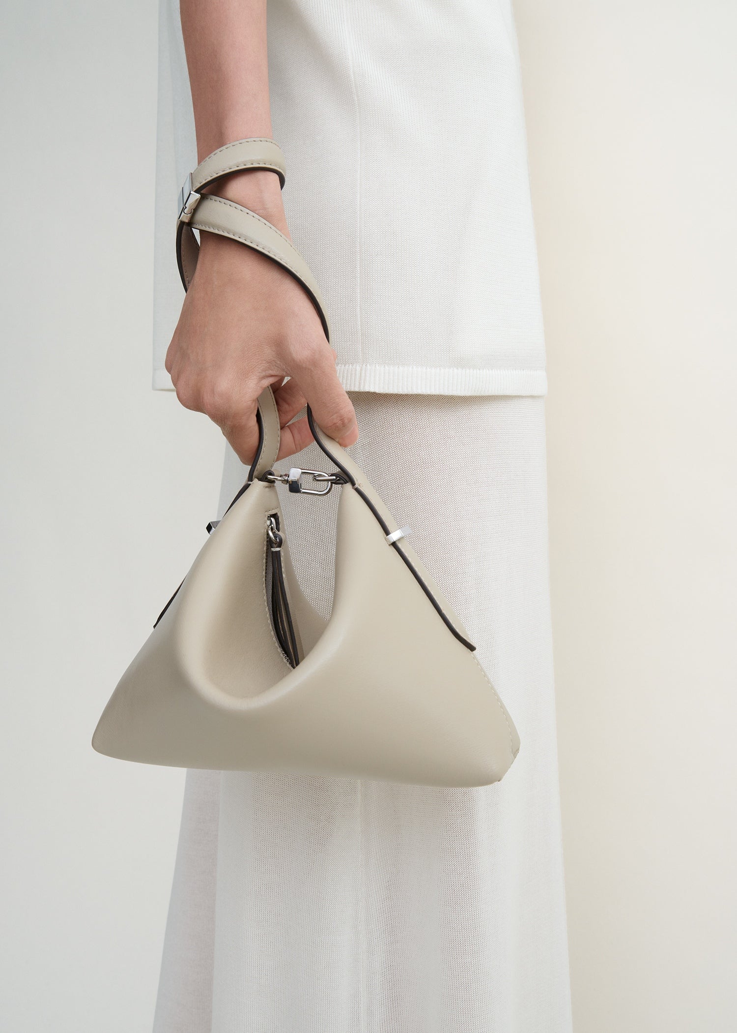 Bevel leather wristlet fawn