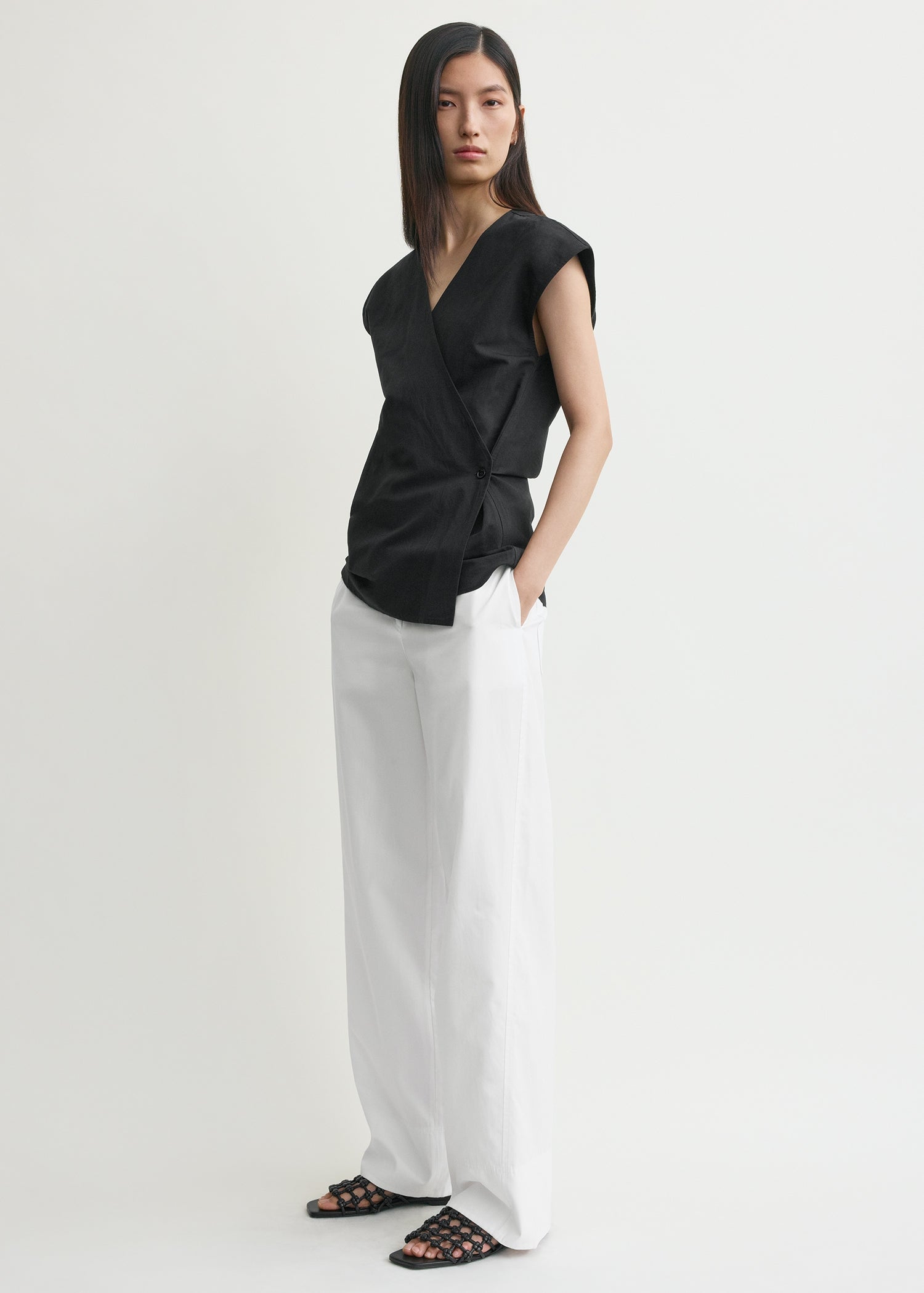 Short-sleeve wrap blouse black