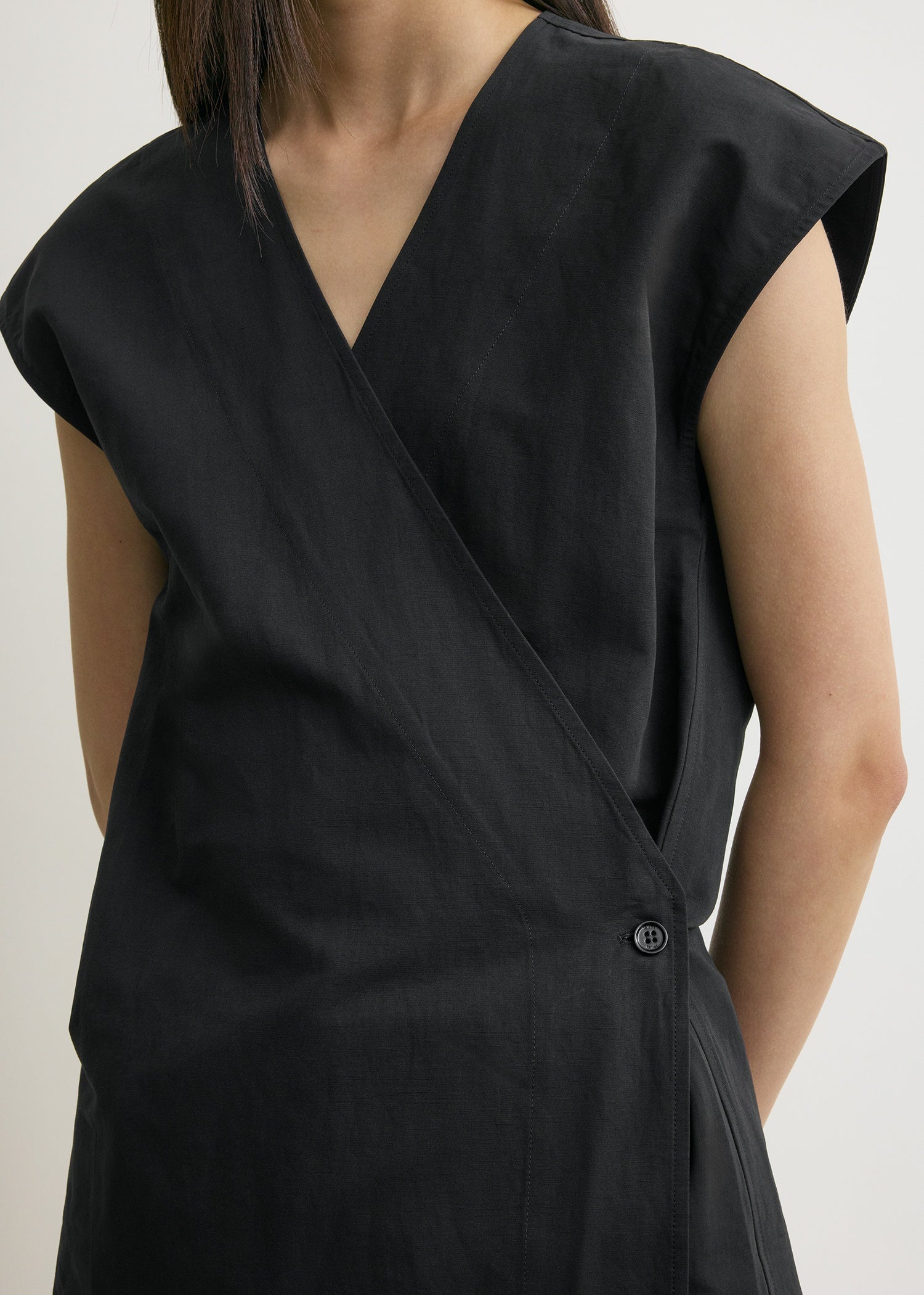 Short-sleeve wrap blouse black