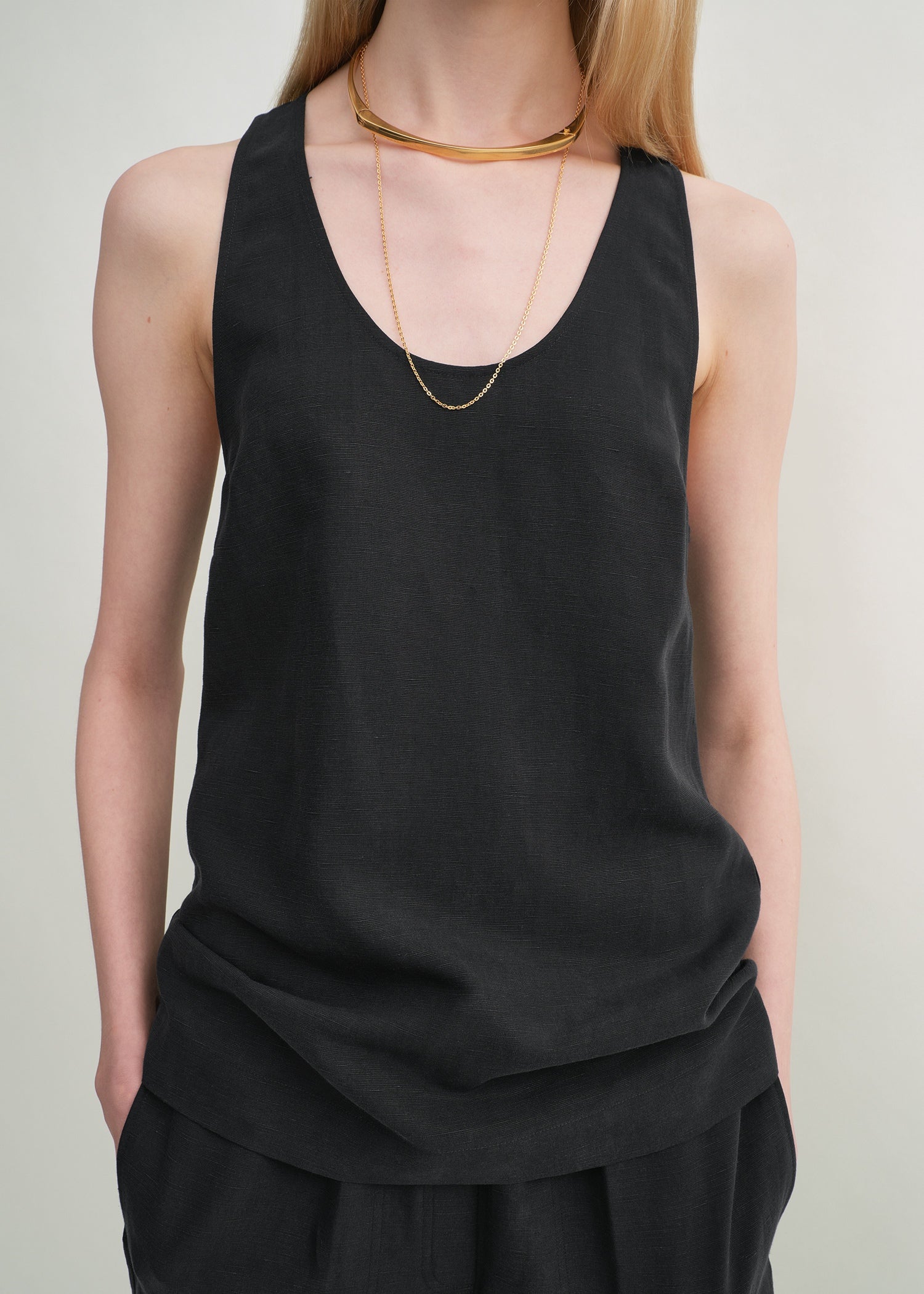 Scoop tank top black