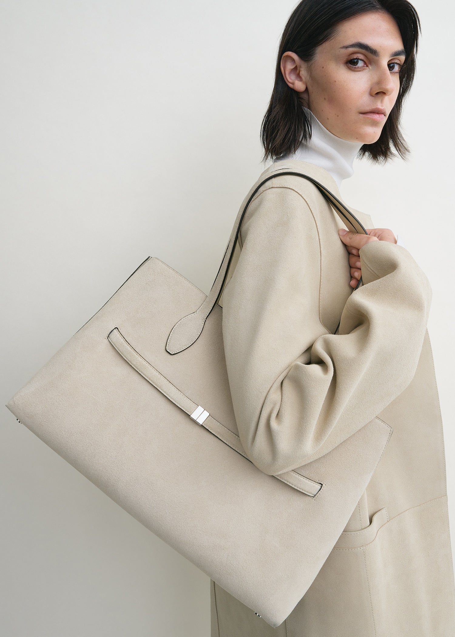Suede lounge tote pearl