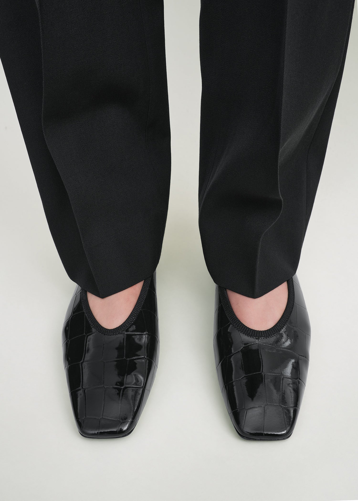 Minimalist croco-embossed ballerinas black