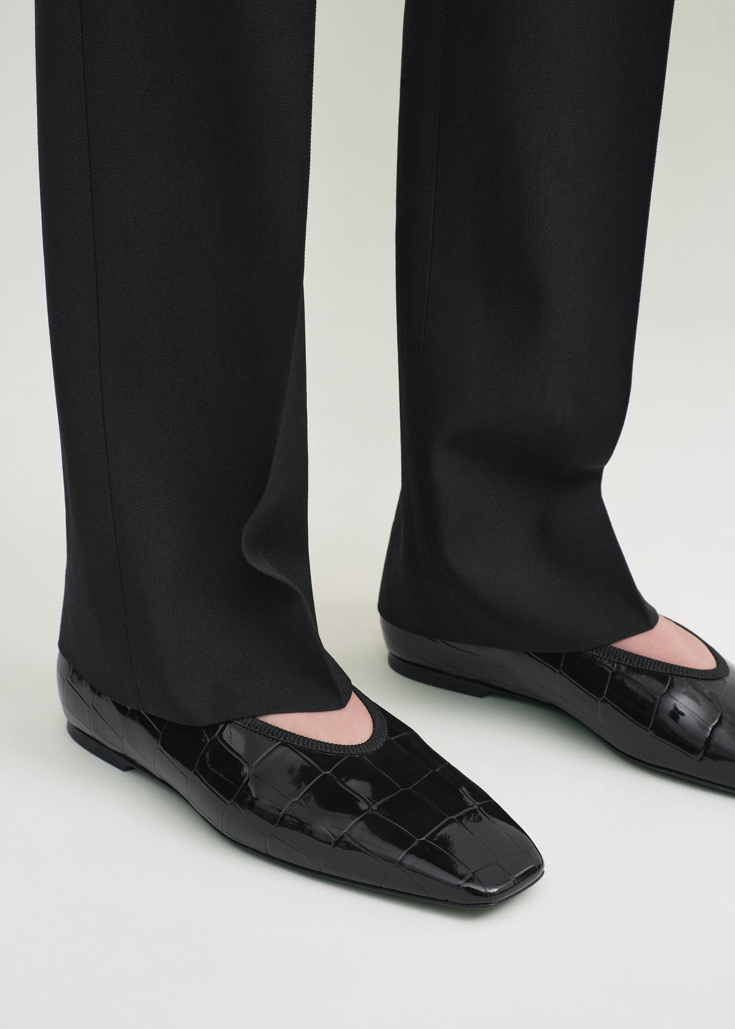 Minimalist croco-embossed ballerinas black