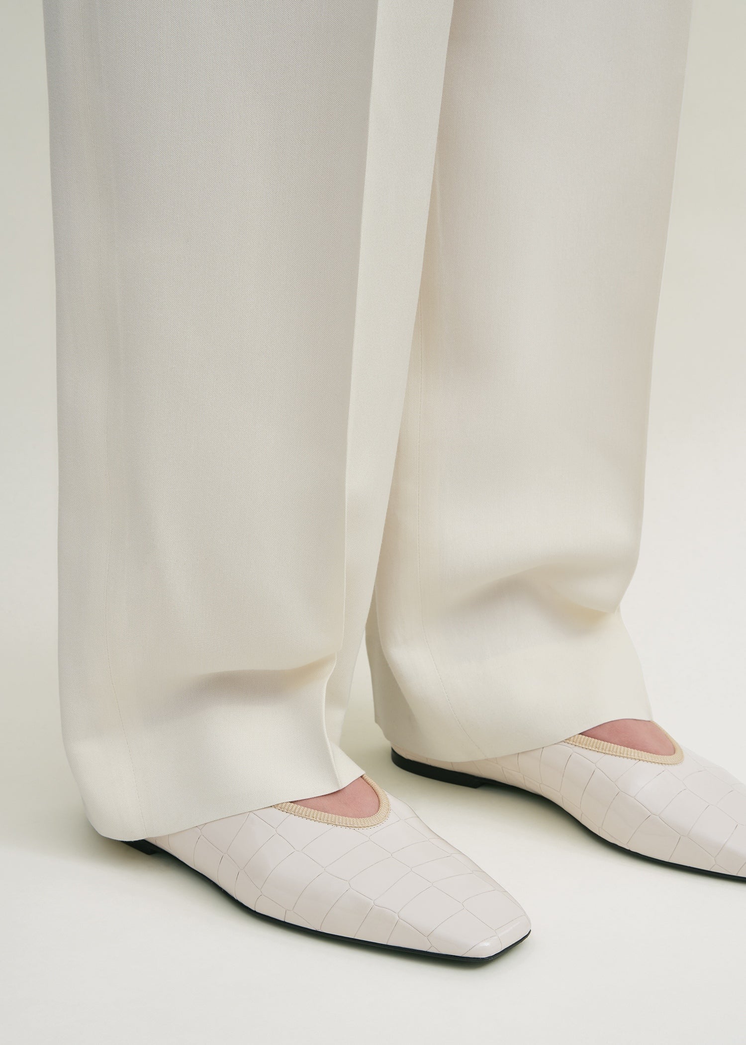 Minimalist croco-embossed ballerinas oyster