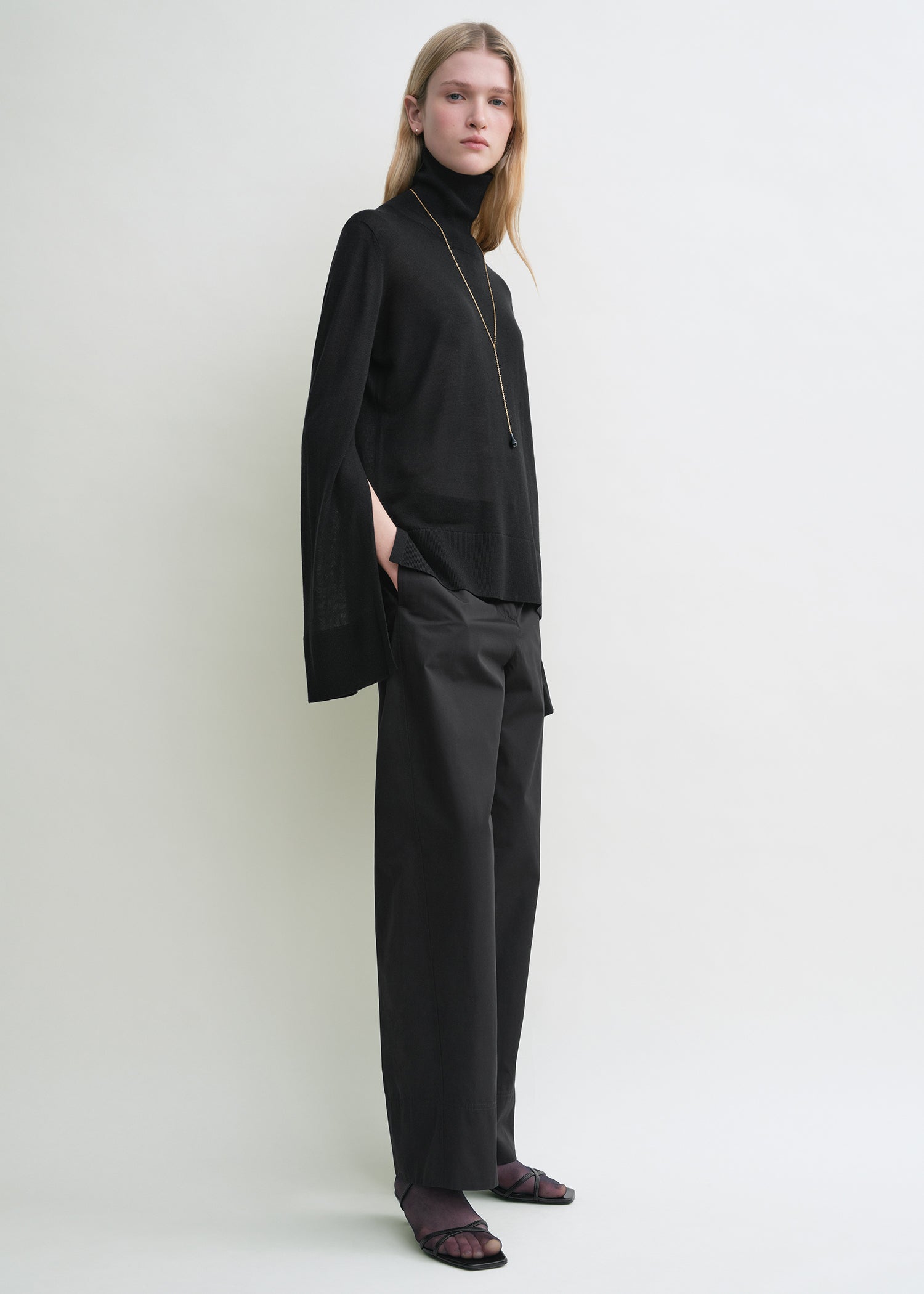 Slit sleeve turtleneck black