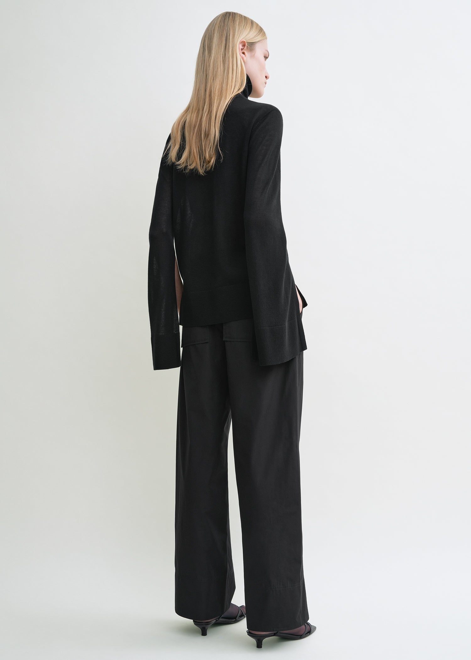 Slit sleeve turtleneck black