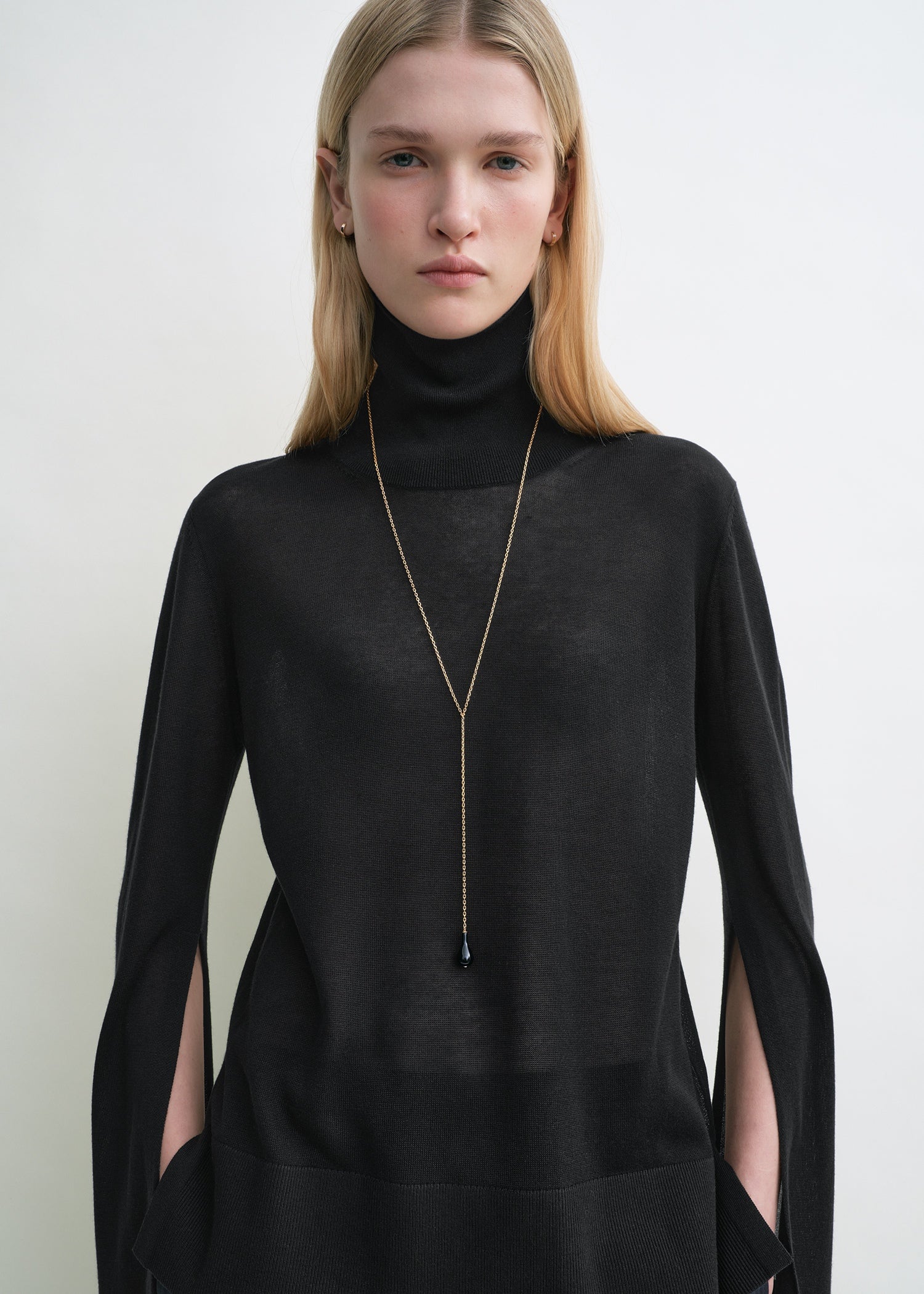 Slit sleeve turtleneck black