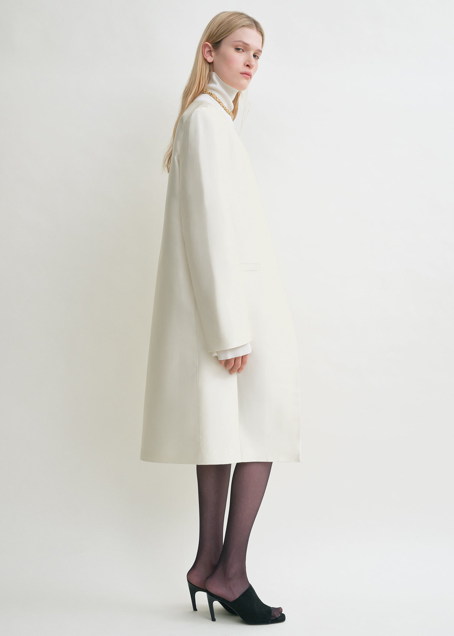 Collarless coat off-white