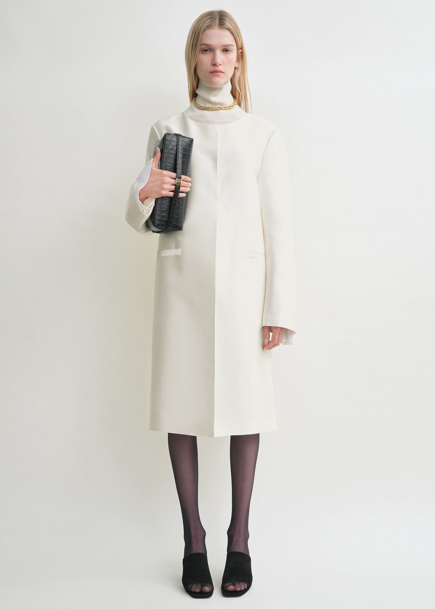 Collarless coat off-white