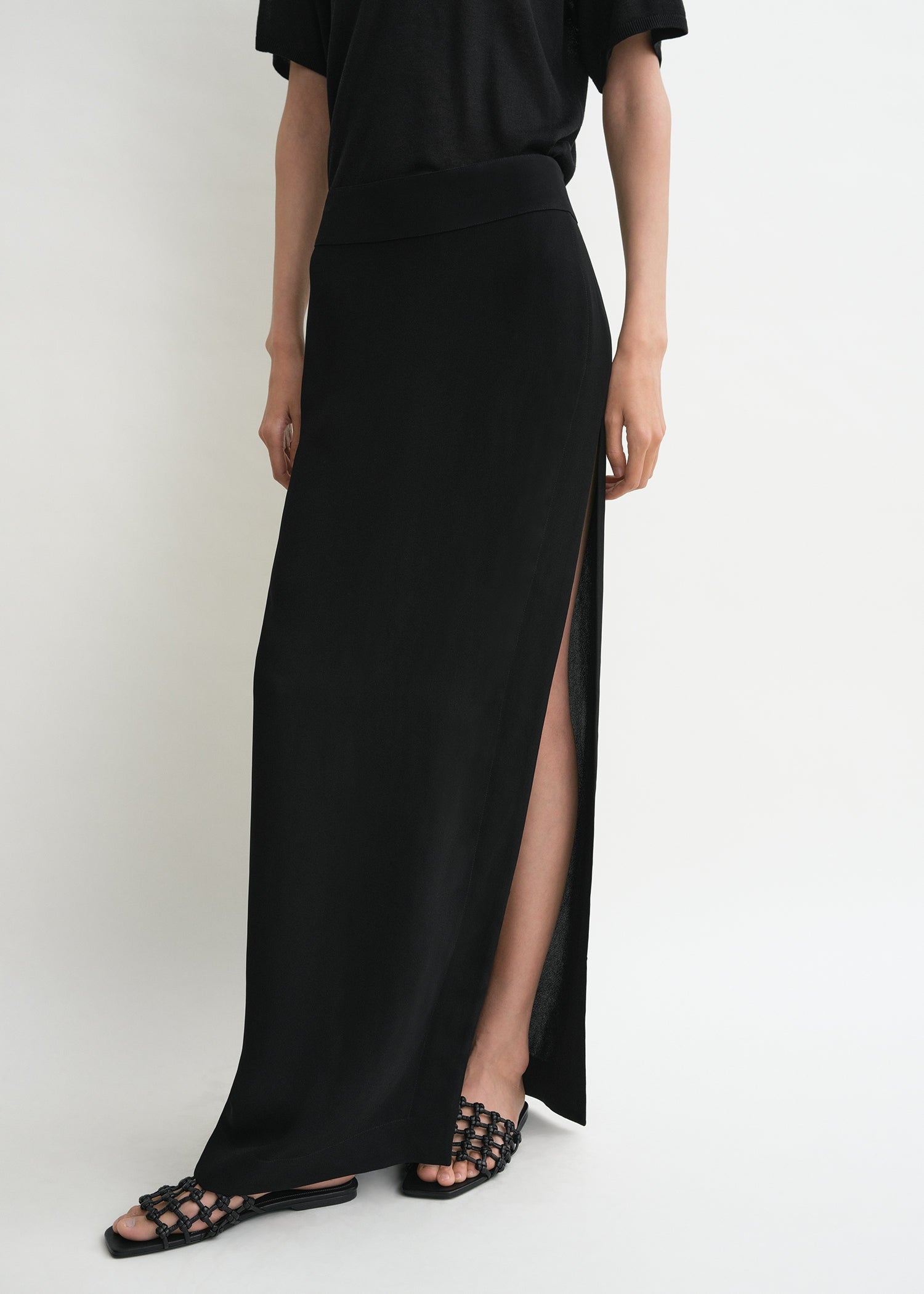 High slit skirt black