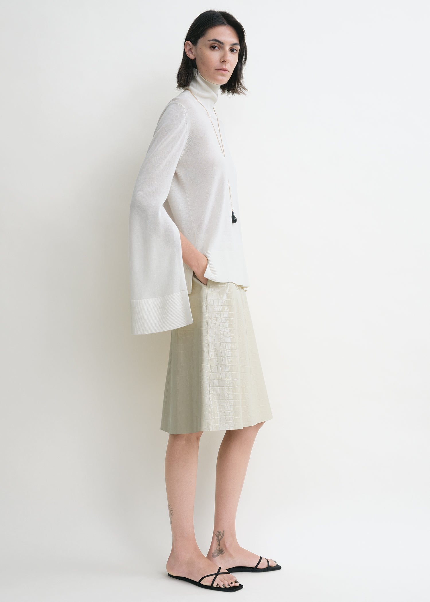 Croco-embossed skirt oyster