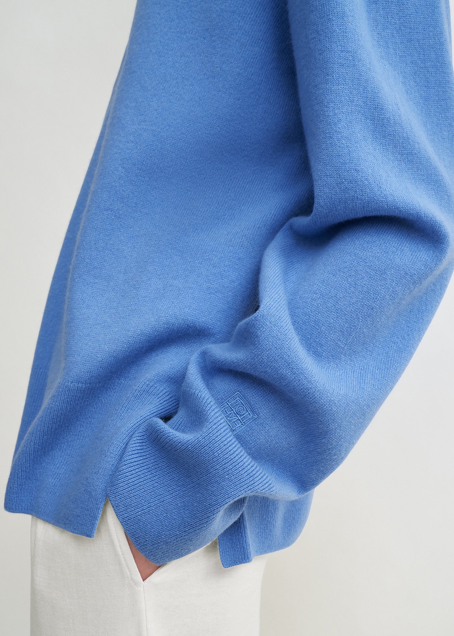 トップス Cristaseya Blue Cashmere Knit XL Cristaseya - Cashmere Carpet Sweater in Blue and White