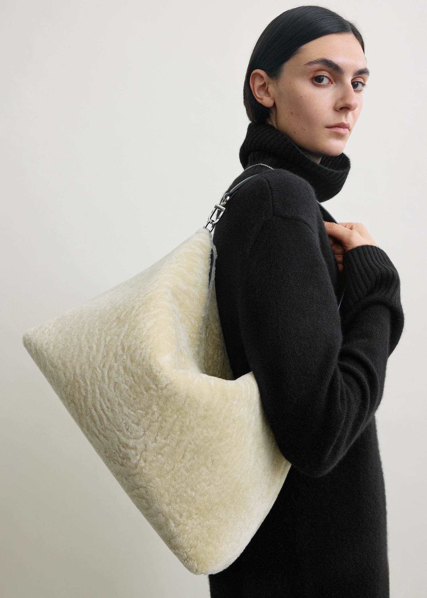 Medium Bevel shearling bag beige