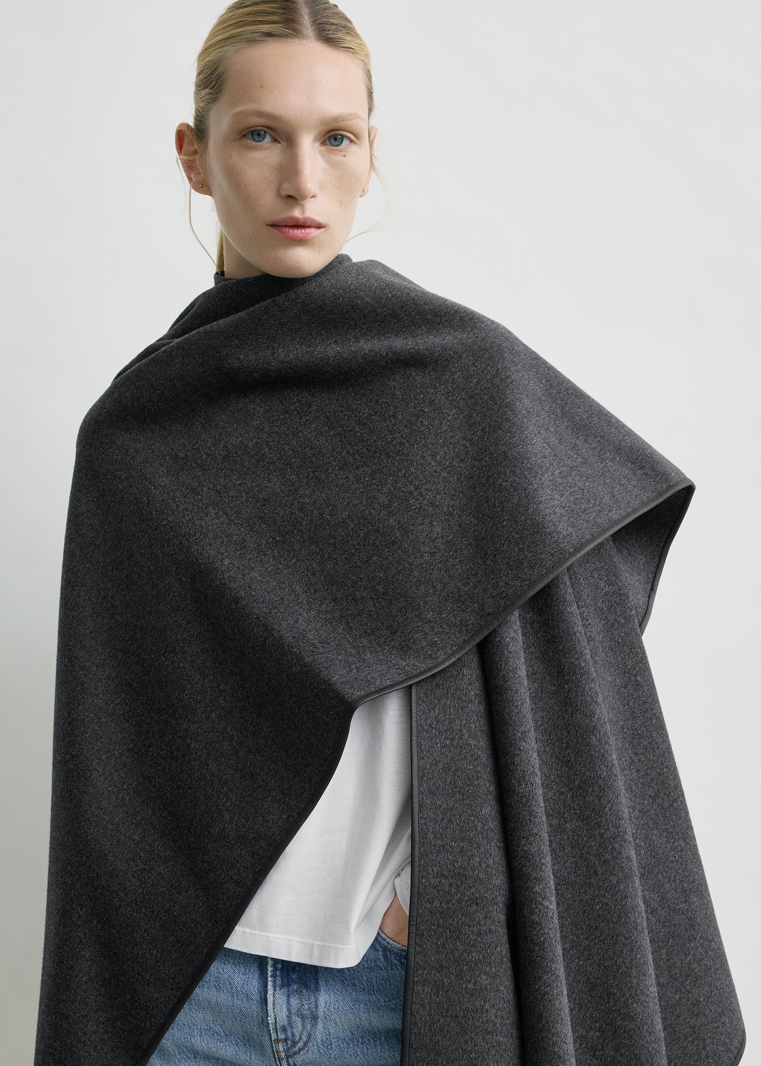 Winter flannel cape charcoal – TOTEME