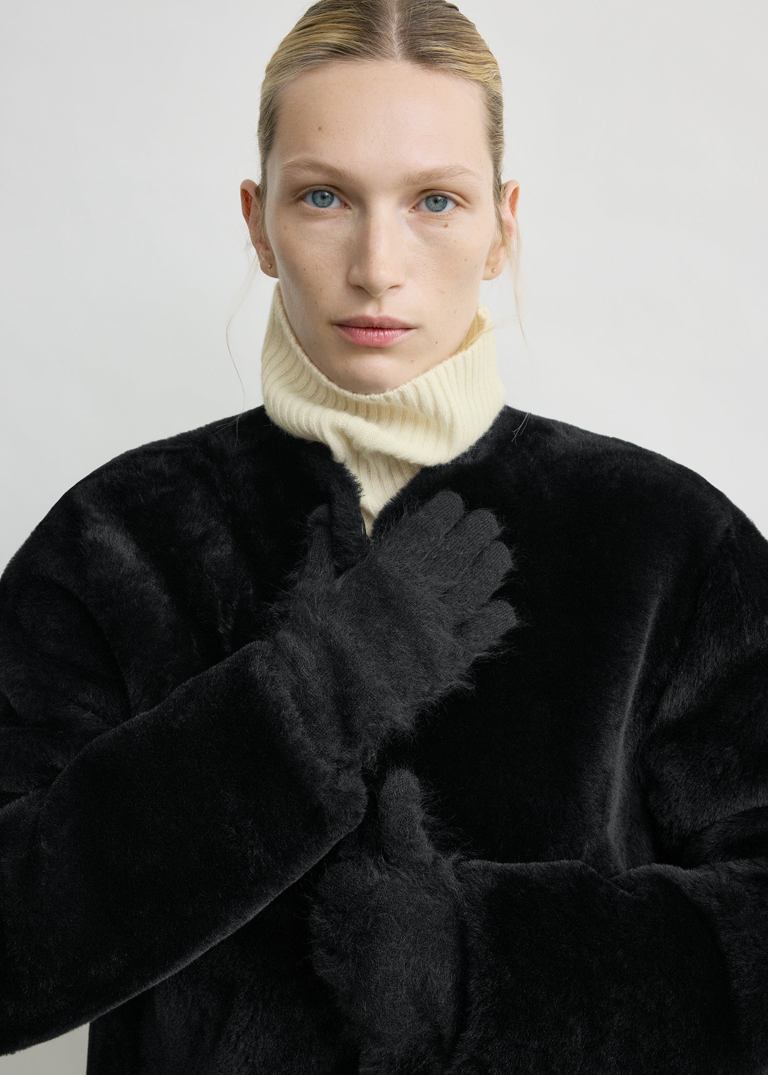 Brushed cashmere gloves black
