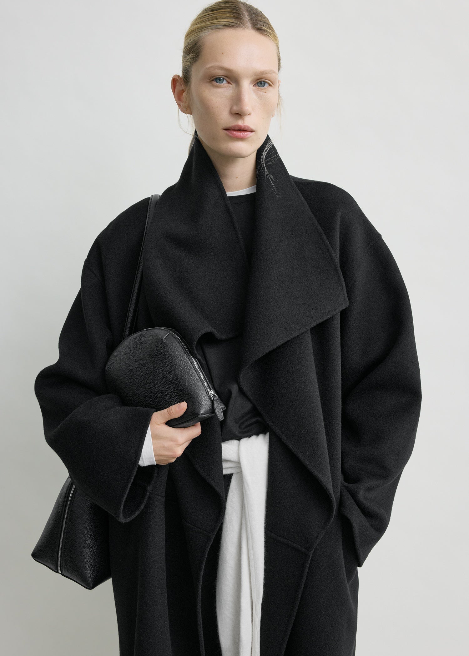 Signature doublé coat black – TOTEME