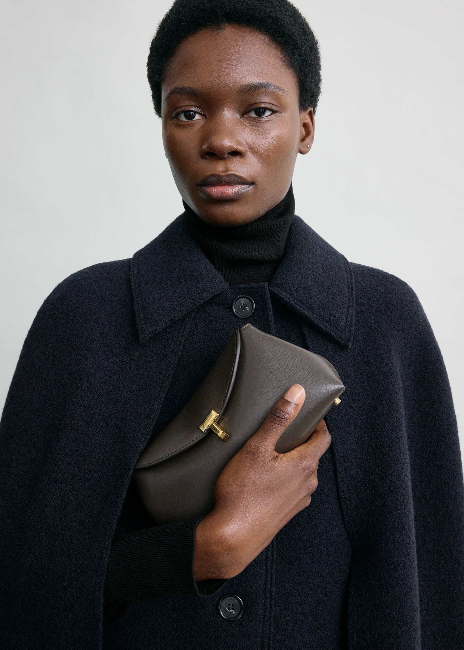 Mini T-lock leather clutch bark – TOTEME