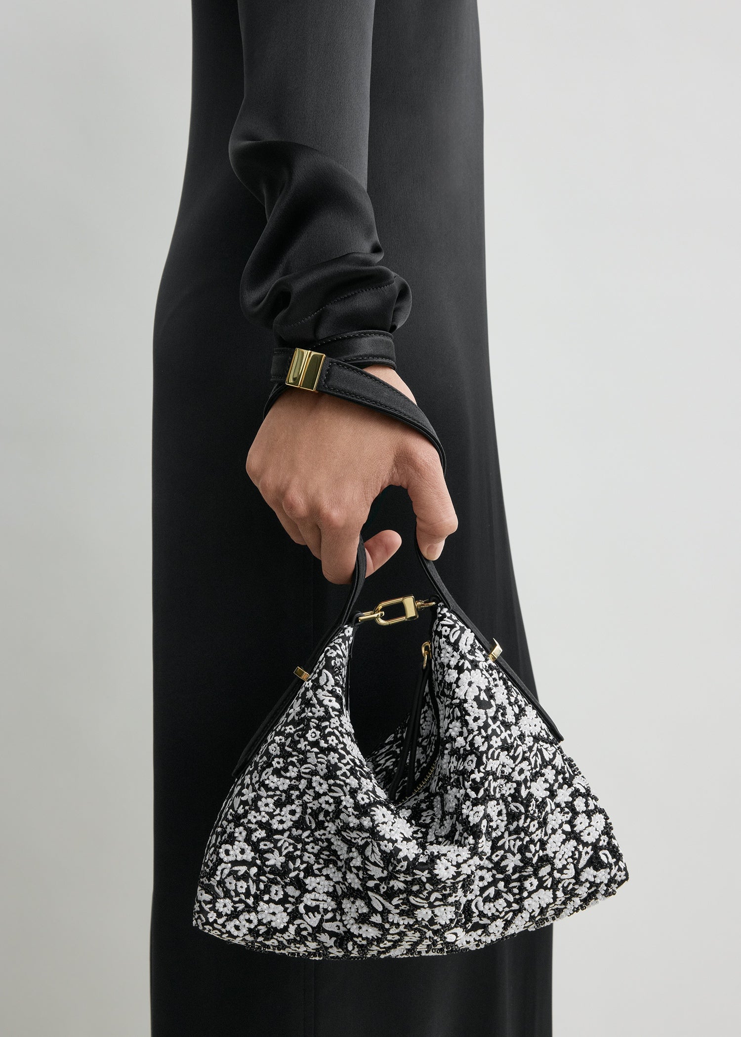Bevel floral wristlet black/white