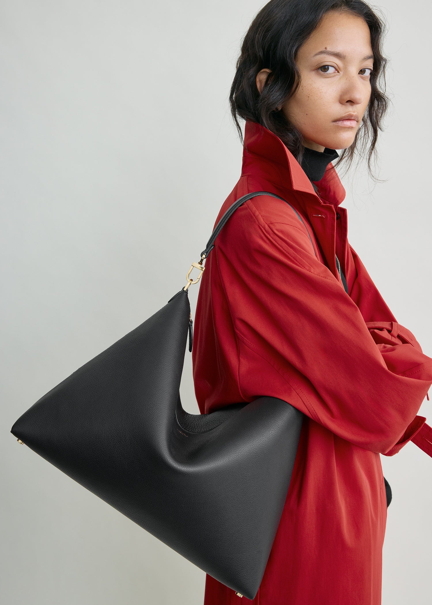 Medium Bevel grained-leather bag black