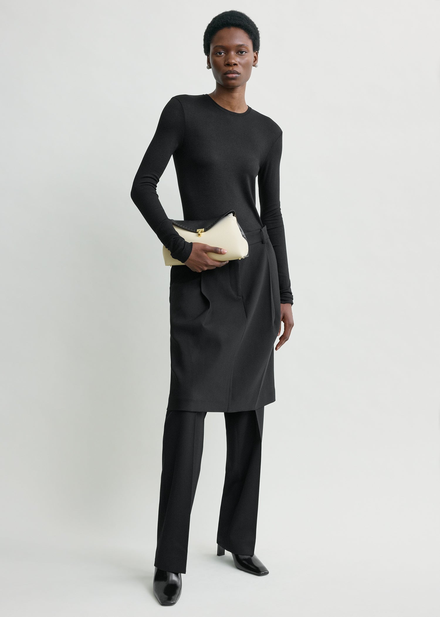 T-lock embroidered leather clutch black/milk