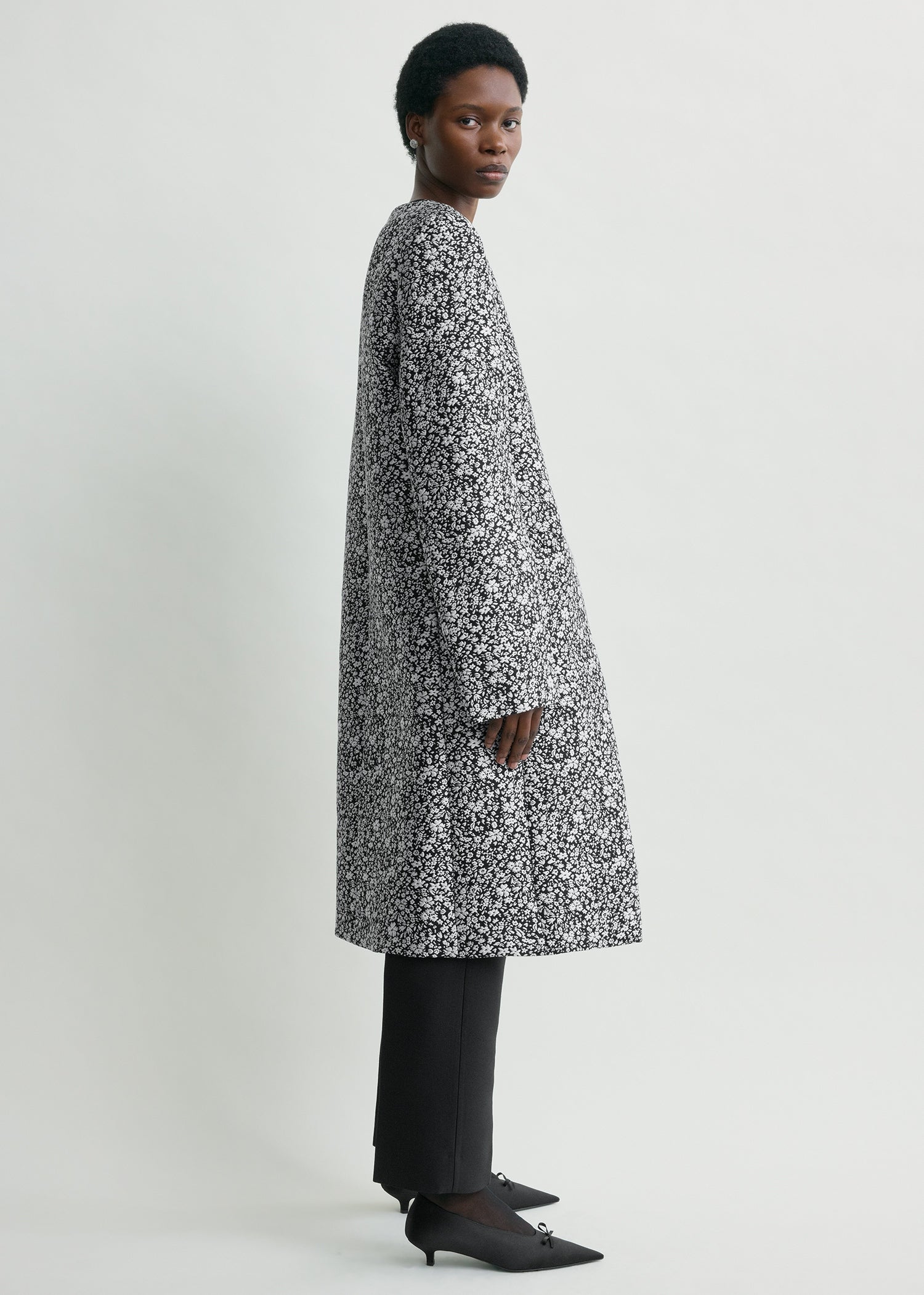 Collarless floral coat white/black