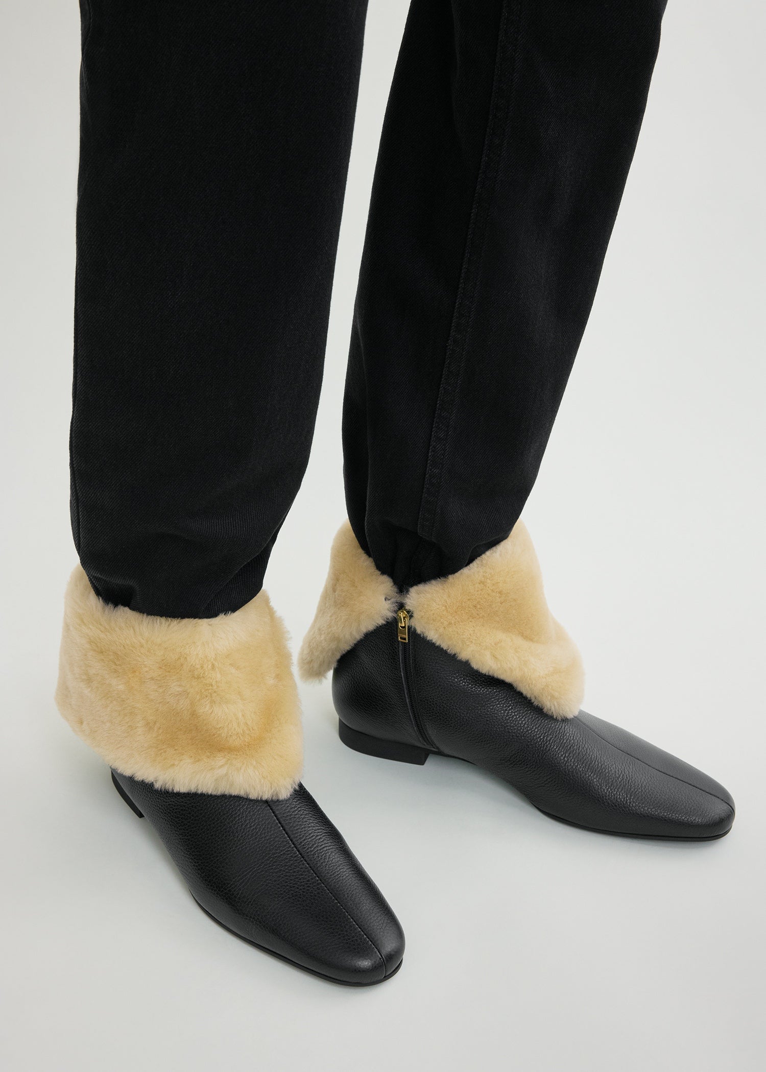 TOTEME - Downtown shearling boots black/beige