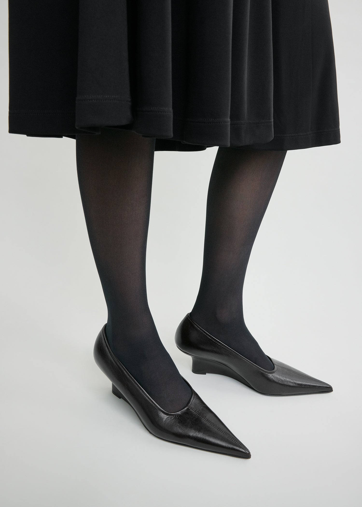 Sharp naplack wedge pumps bark