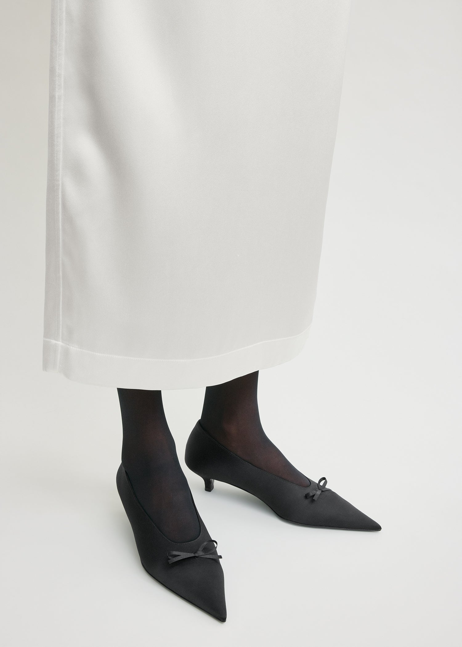 Bow satin kitten pumps black