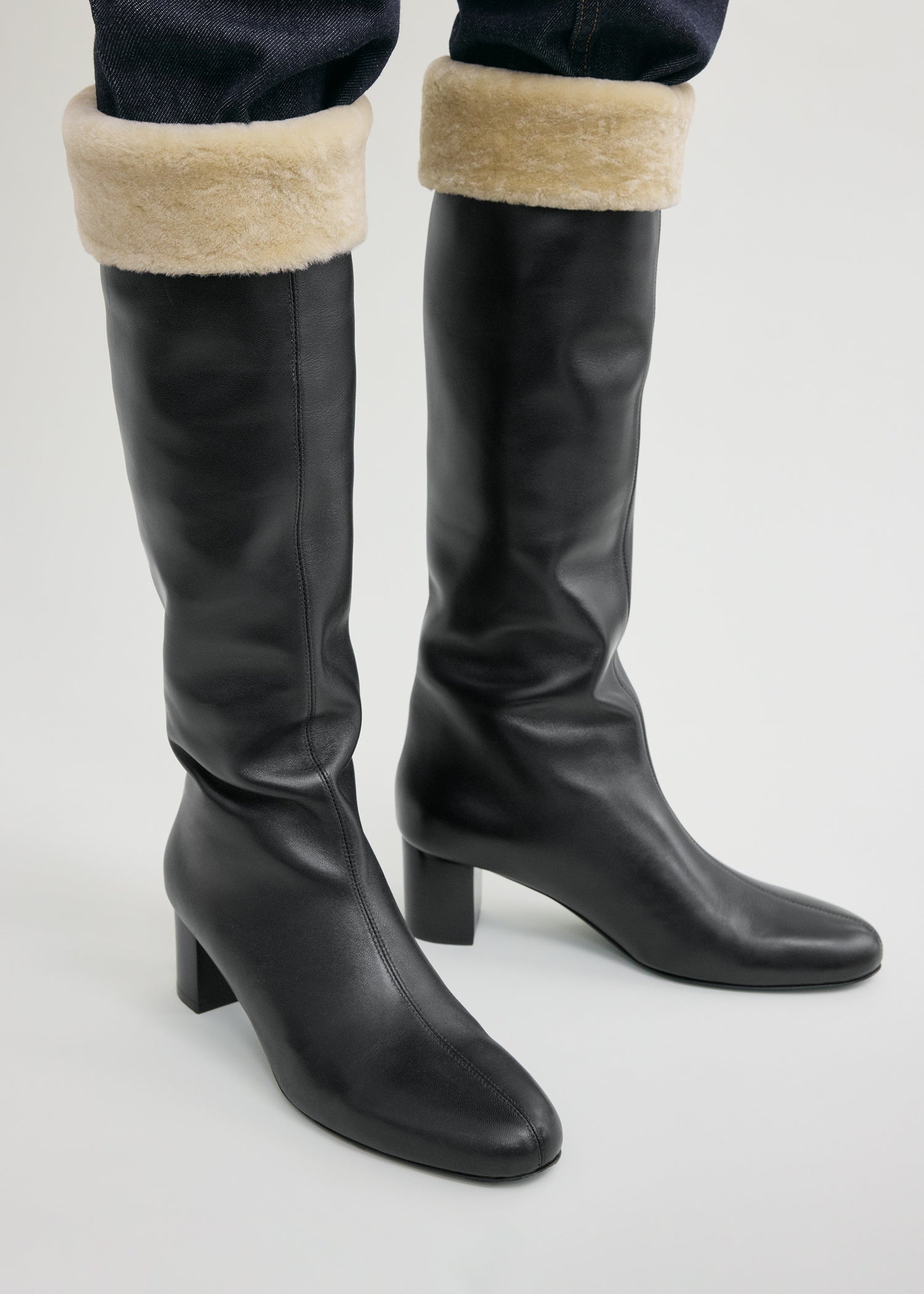 Downtown shearling knee-high boots black/beige