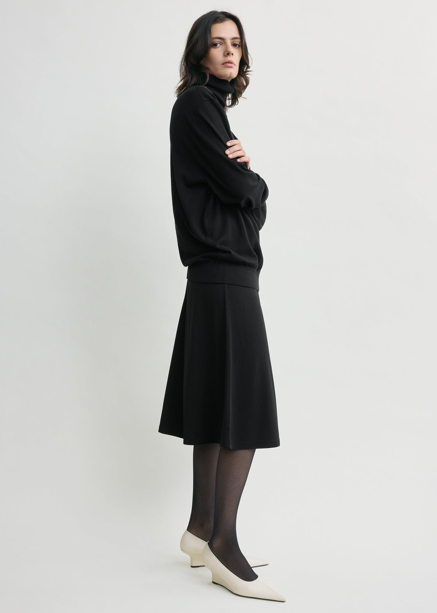 トーテム TOTEME Fluid jersey skirt フレアスカート Short fluid jersey skirt black – TOTEME