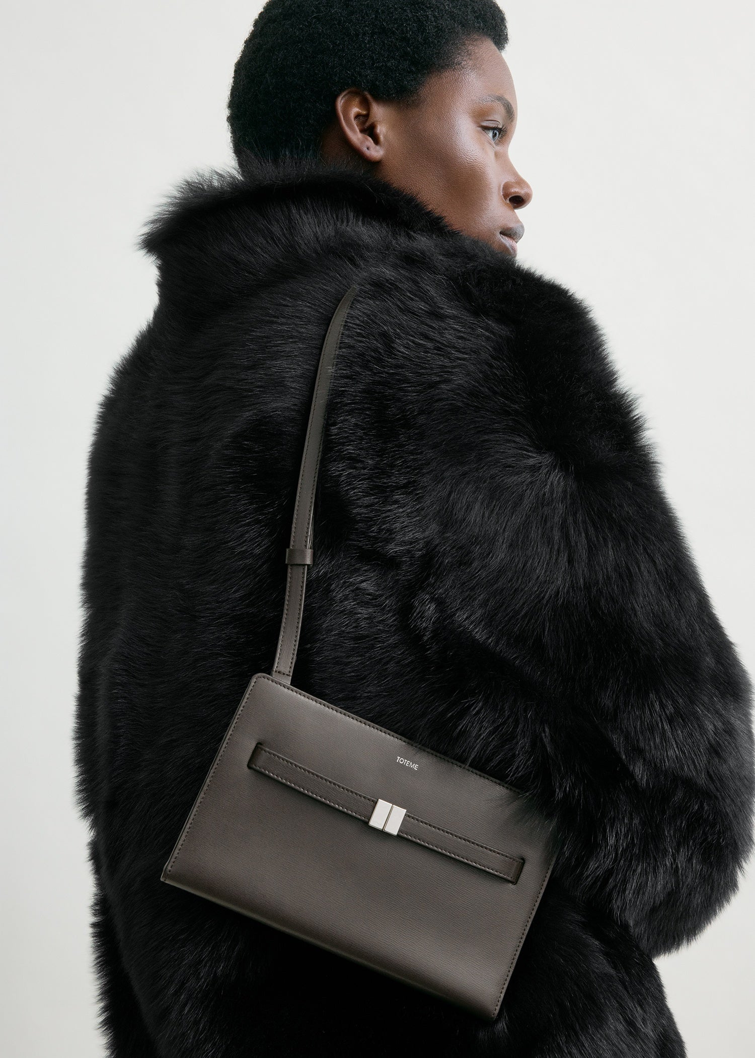 Belted leather crossbody bark – TOTEME