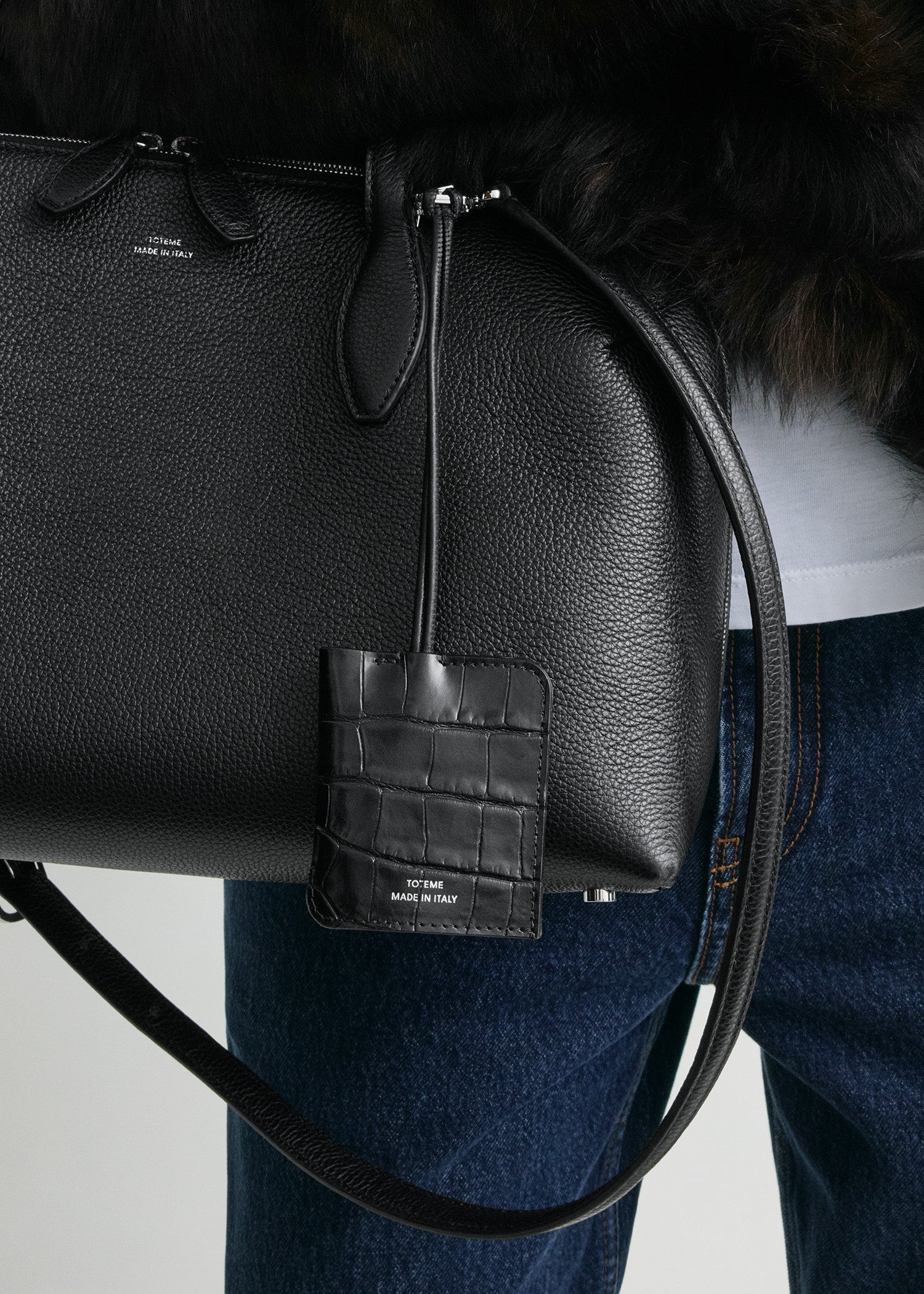 Croco-embossed keyring black