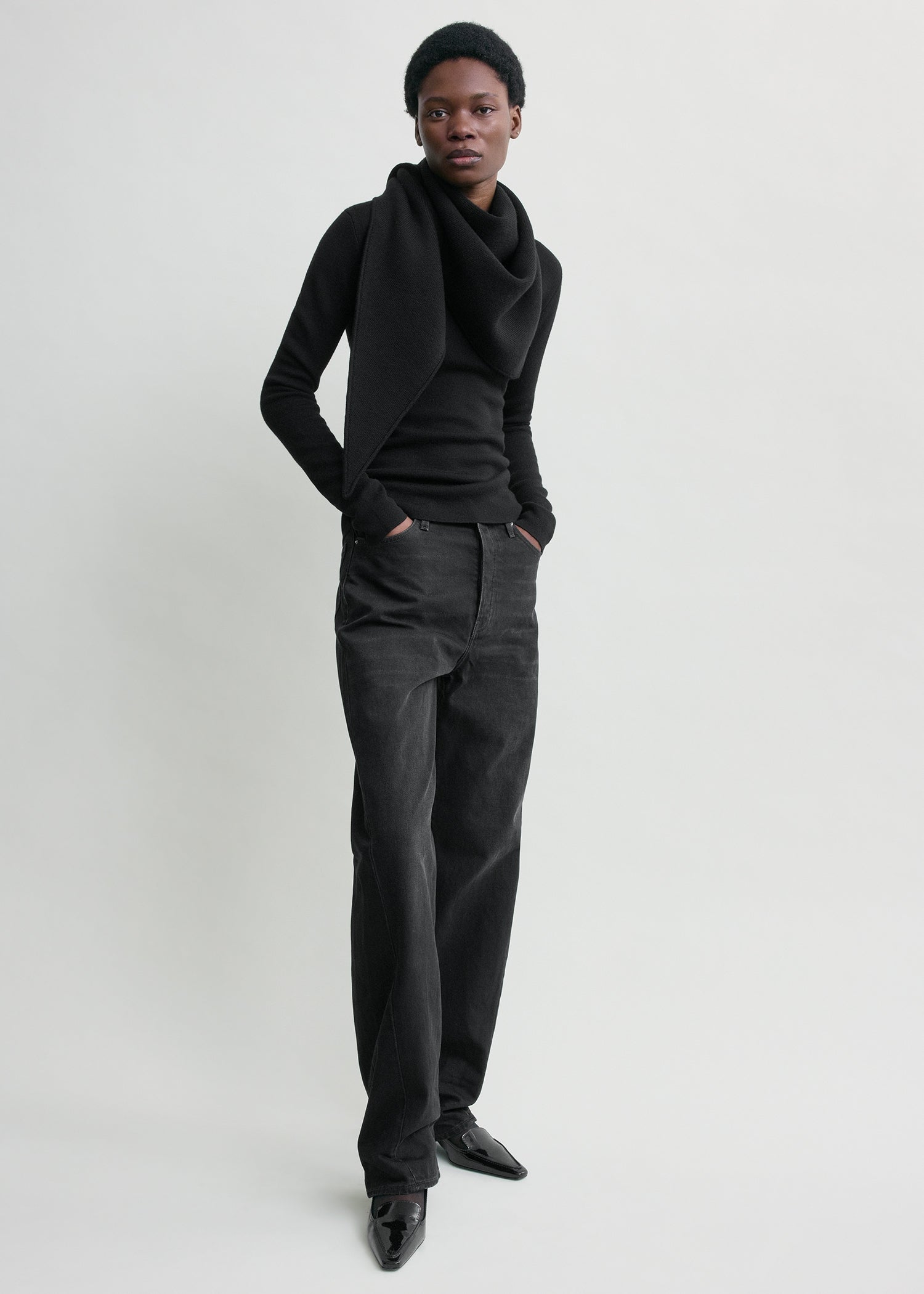 Triangle wool scarf black – TOTEME