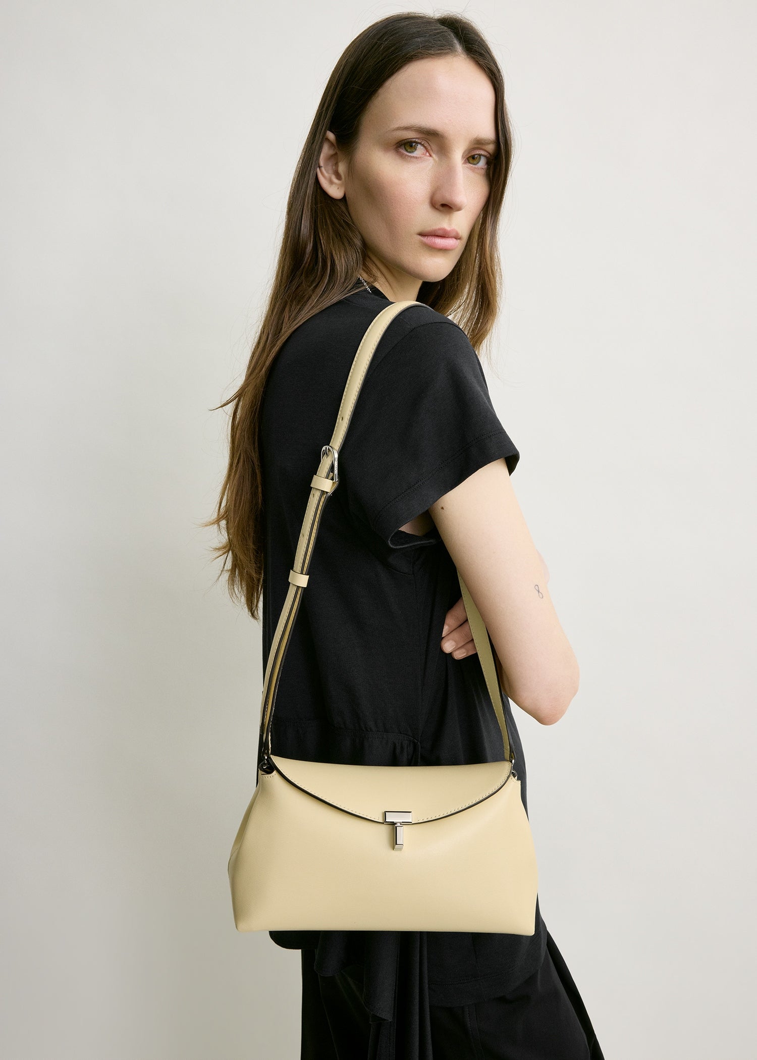 T-lock leather clutch champagne