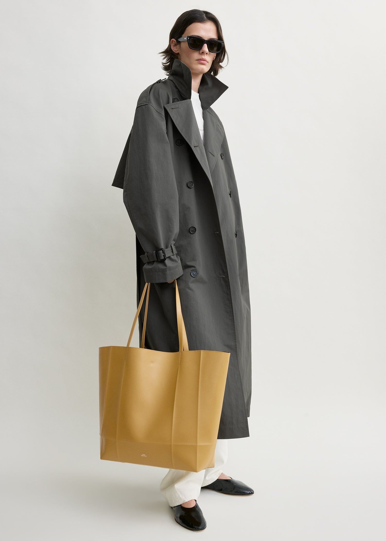 Roam leather tote manuka