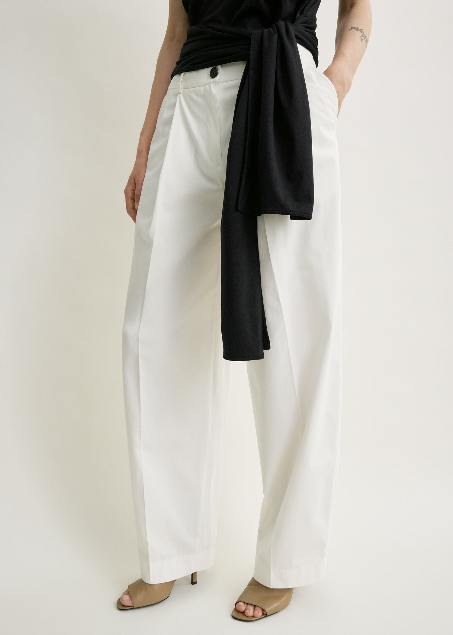 Single pleat cotton trousers white