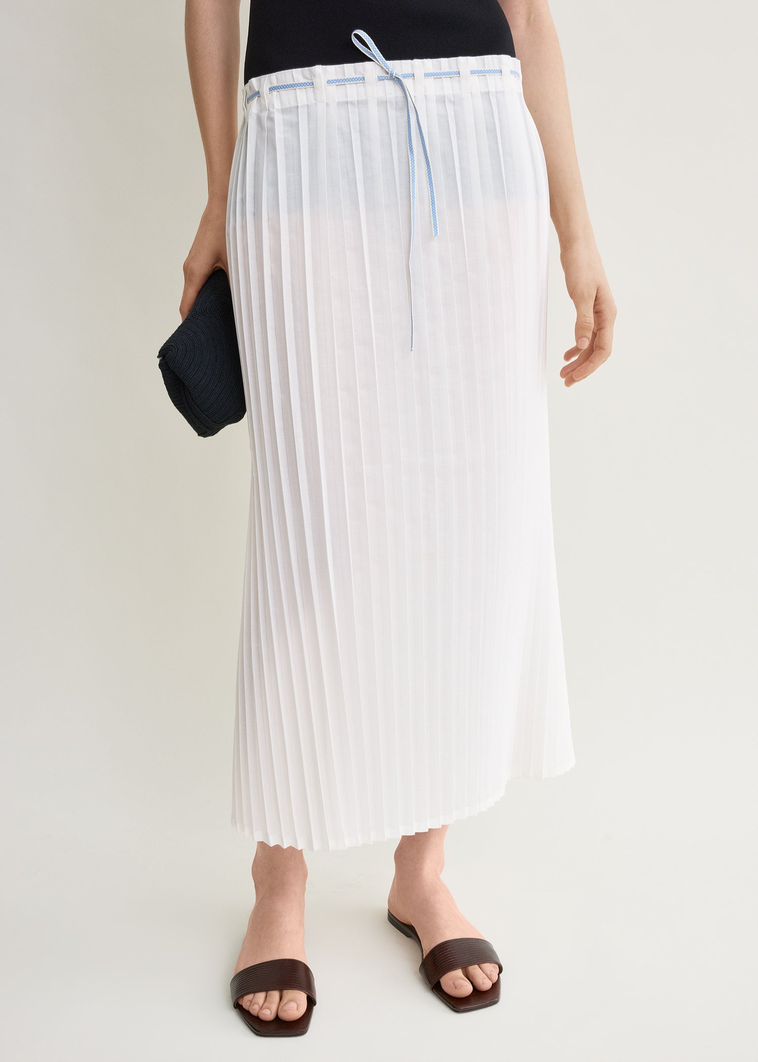 Belted pleated skirt white