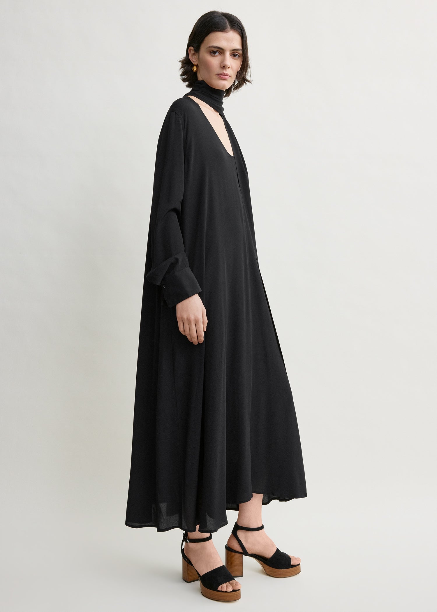 Rounded neckline dress black