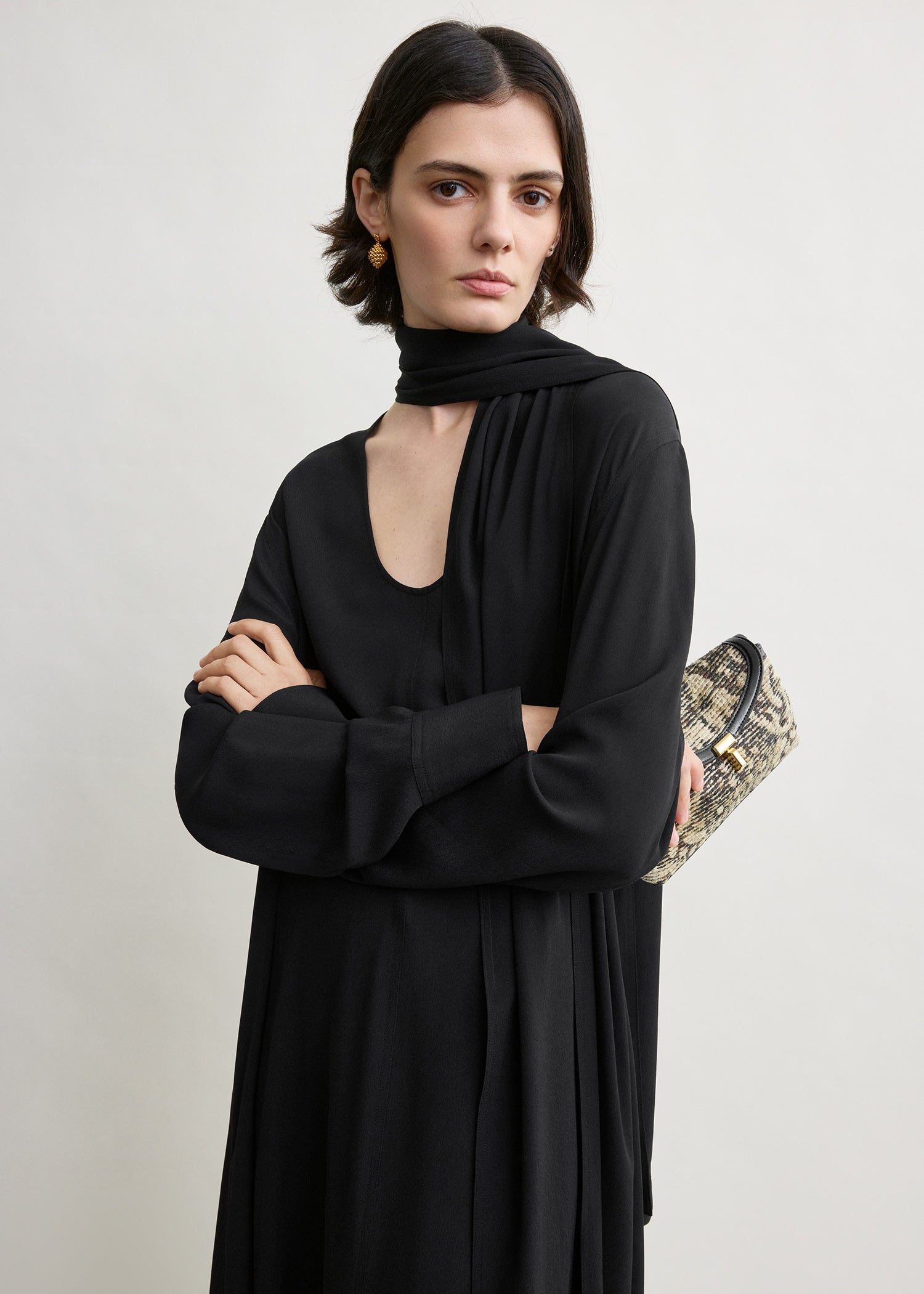 Rounded neckline dress black
