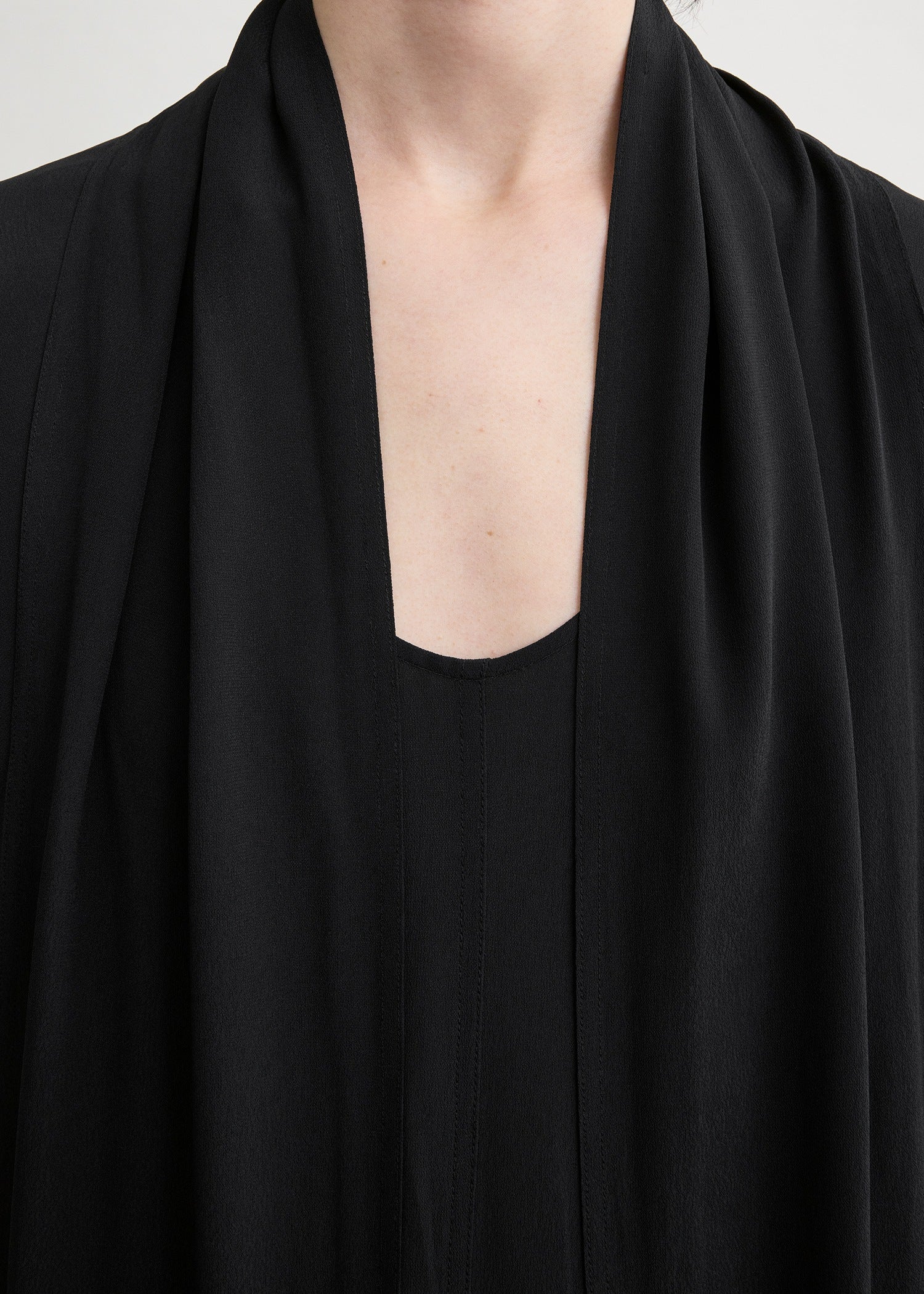 Rounded neckline dress black