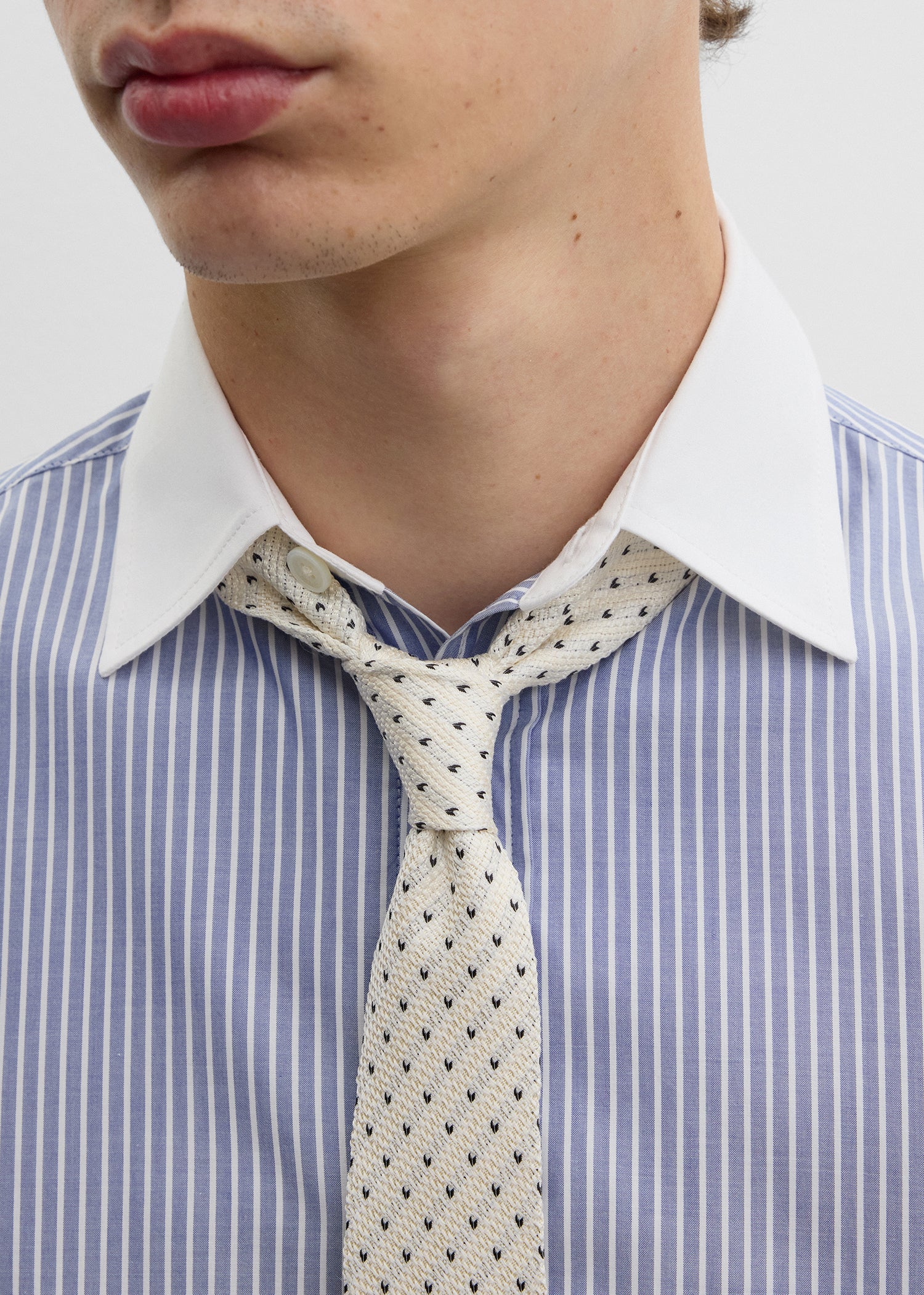 Dot tie off-white