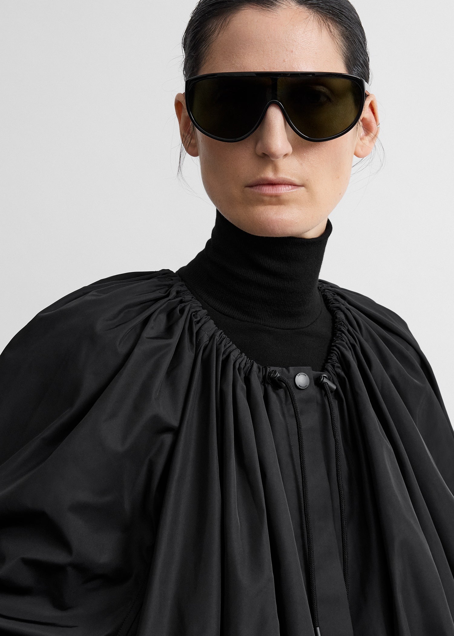Gathered parachute coat black
