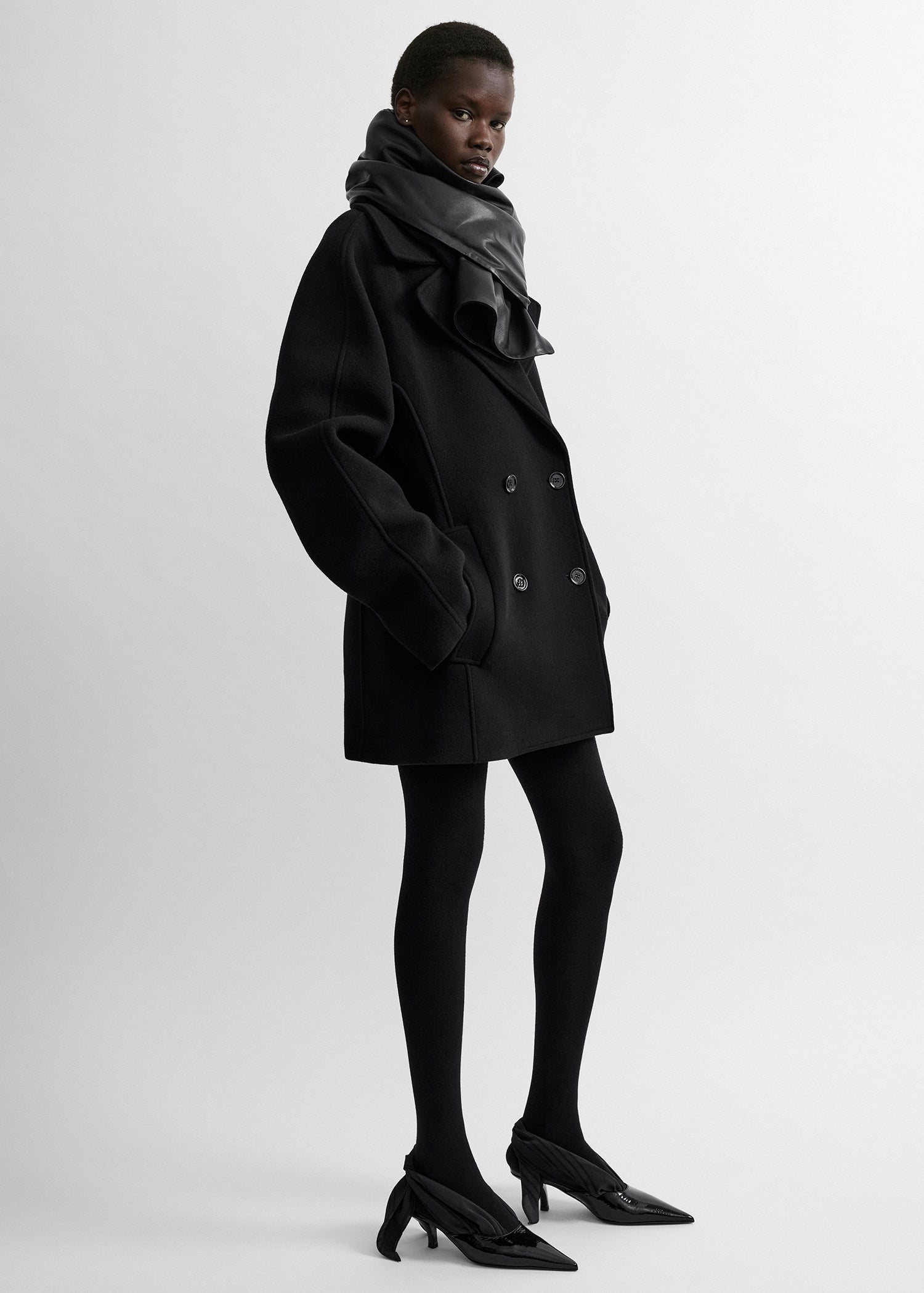 Rounded peacoat black