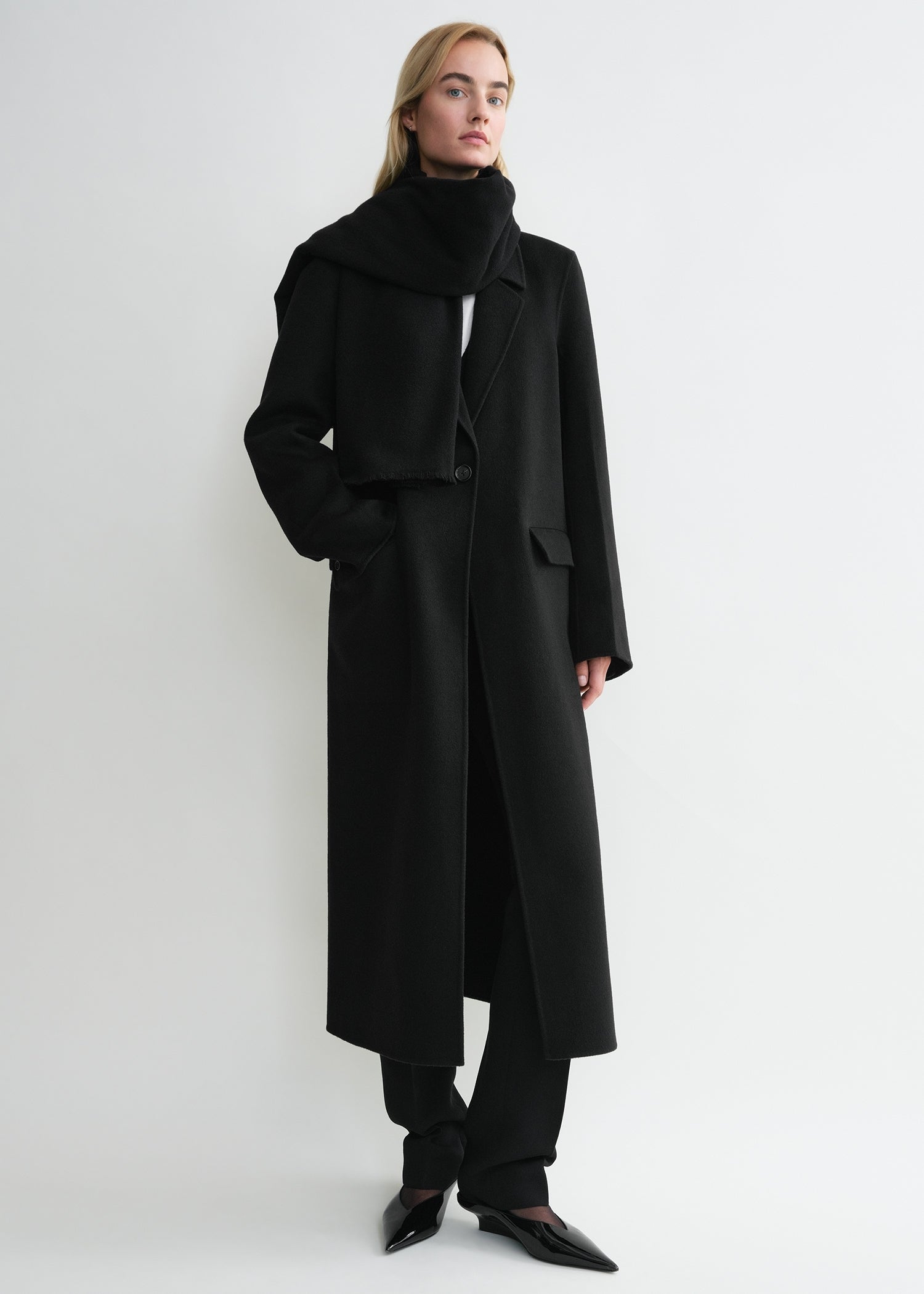 Wide classic wool scarf black – TOTEME