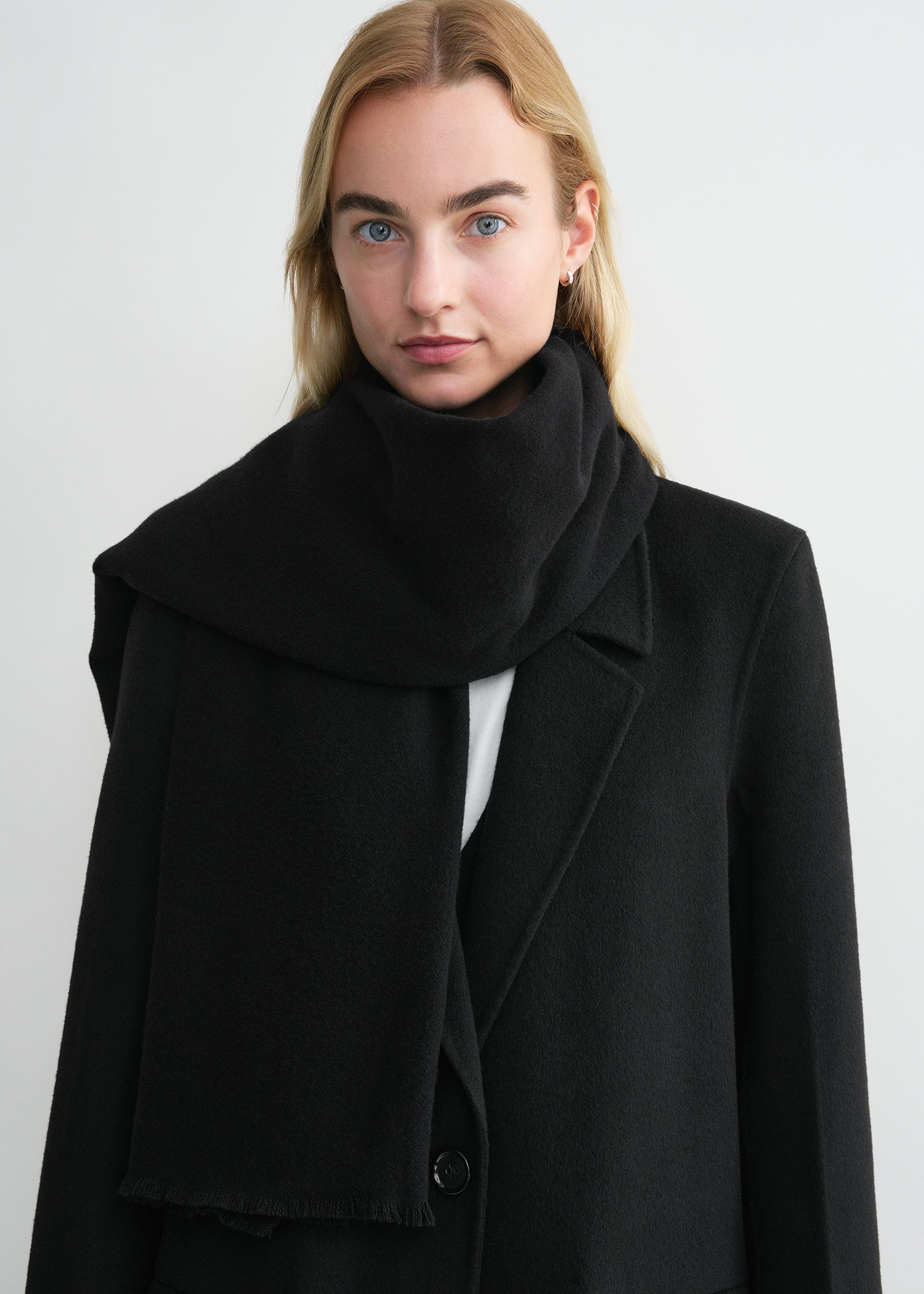 Wide classic wool scarf black – TOTEME1