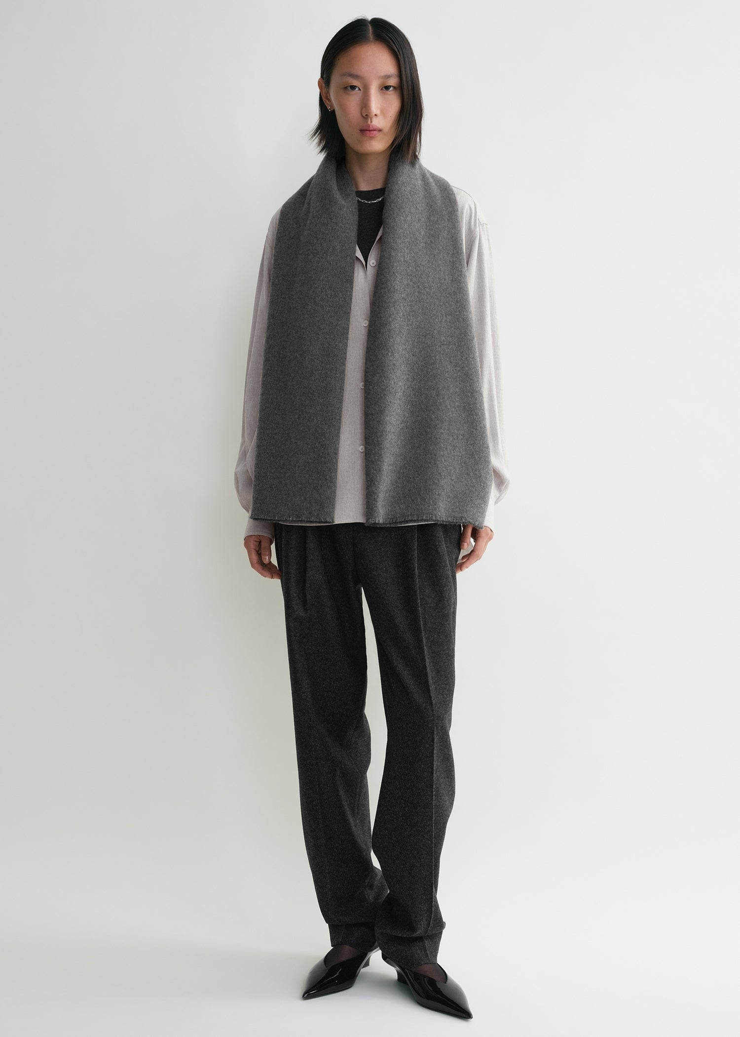 Wide classic wool scarf mid grey