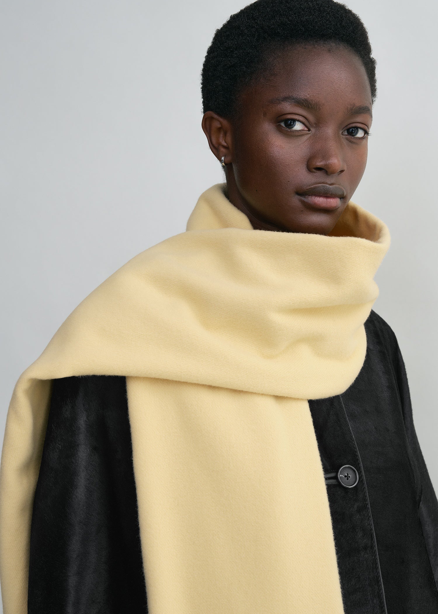Wide classic wool scarf soft yellow – TOTEME