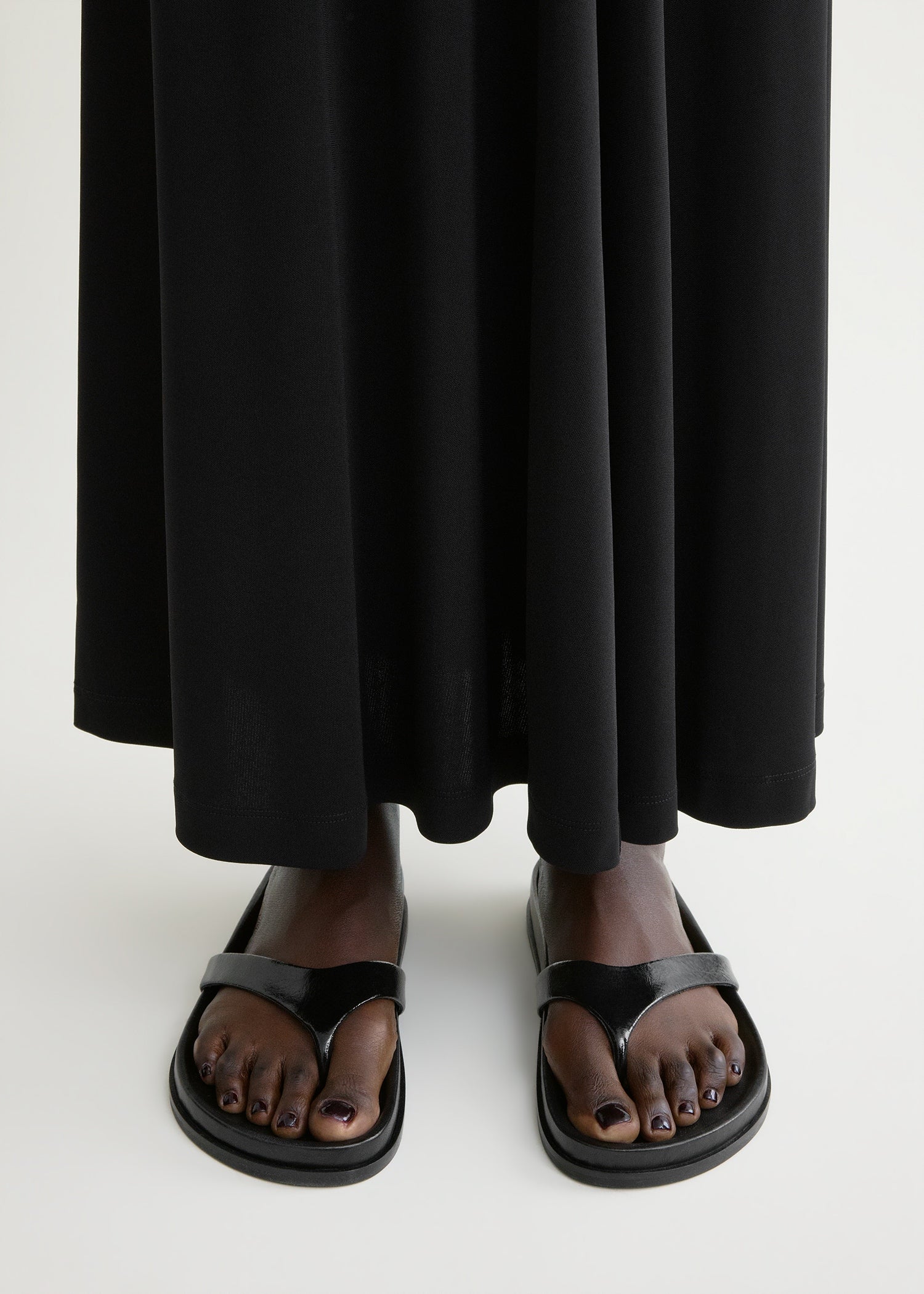 Contoured naplack flip flops black – TOTEME