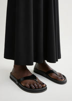 Contoured naplack flip flops black