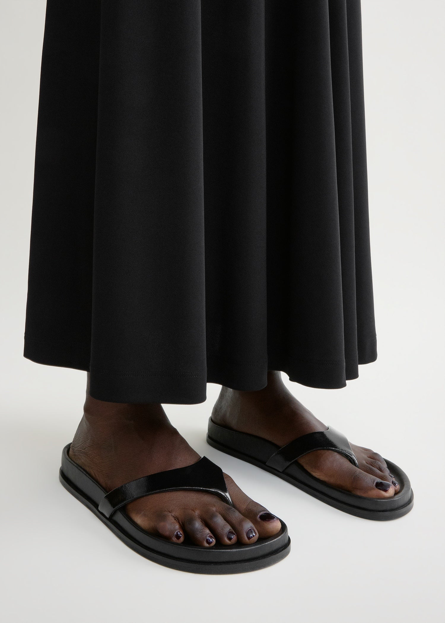Contoured naplack flip flops black